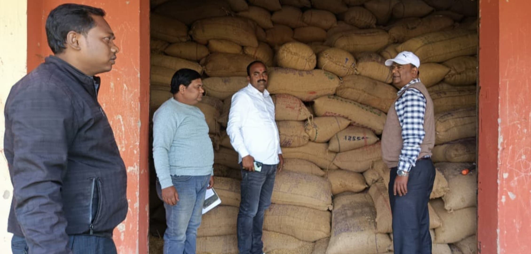 पैक्स व व्यापार मंडल के गोदामों में धान के अवशेष भंडारण का किया गया सत्यापन