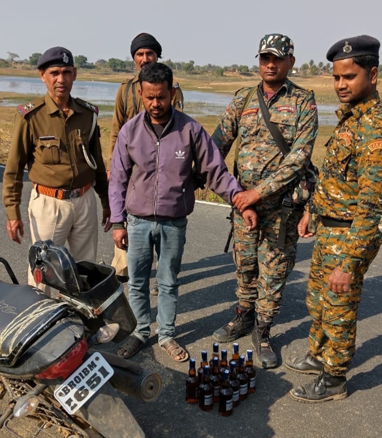 11 बोतल विदेशी शराब के साथ तस्कर गिरफ्तार, बाइक जब्त