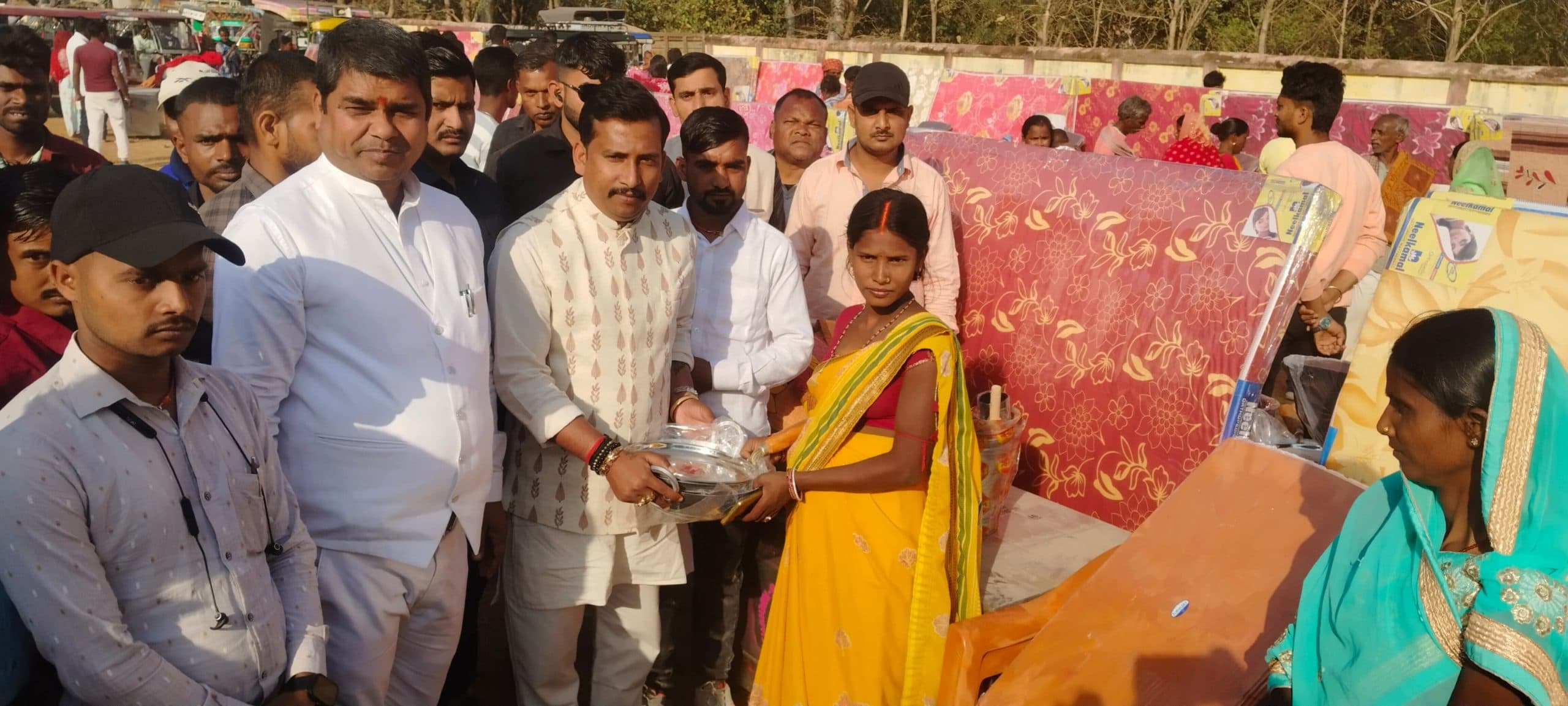 चकाई उच्च विद्यालय के मैदान में 351 बेटियों के बीच किया गया विवाह सामग्री का वितरण