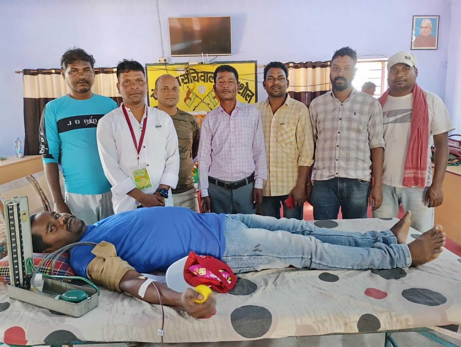 Jamshedpur News : 50 युवाओं ने किया रक्तदान, मिला सम्मान