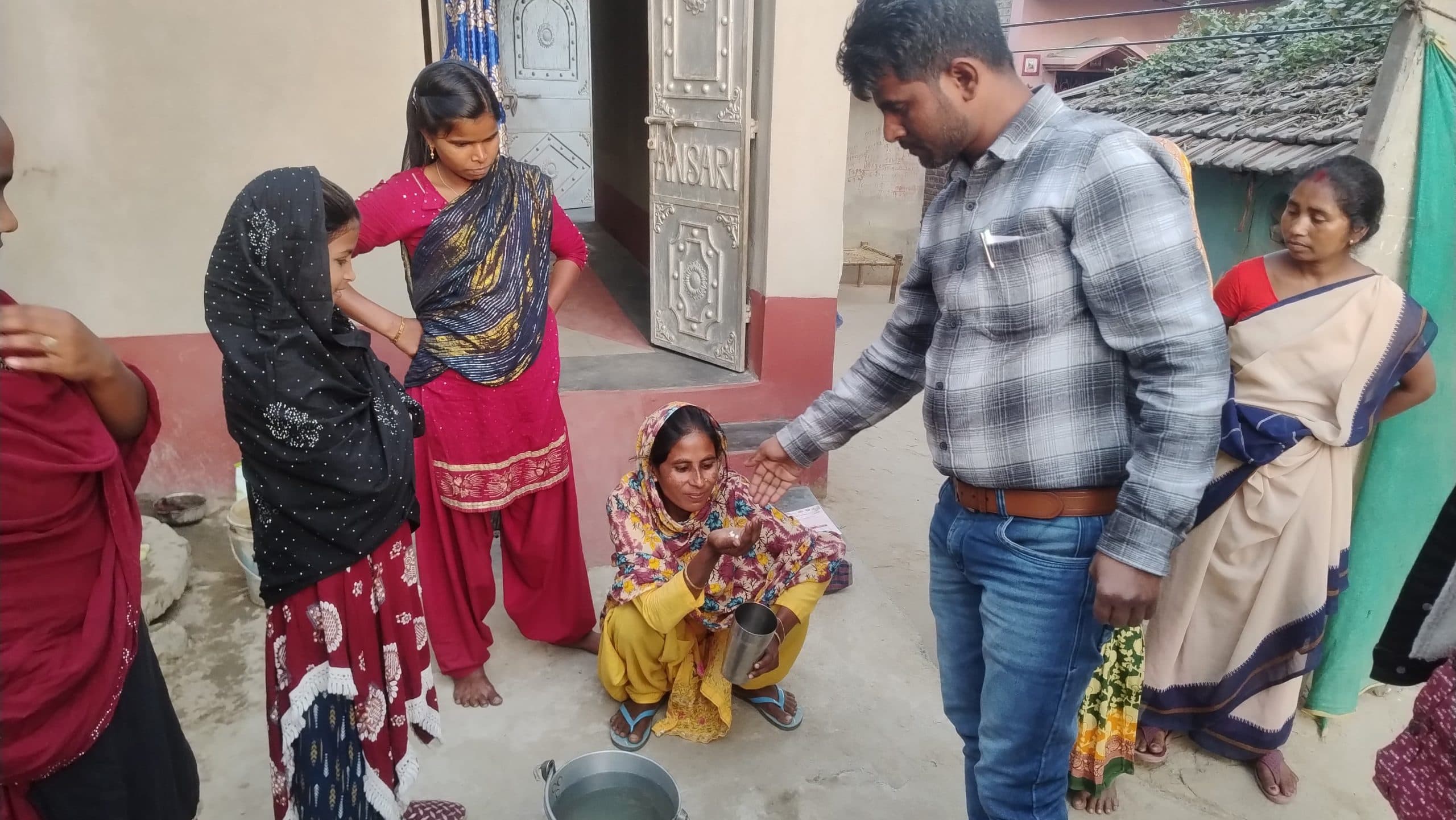 घर-घर लोगों को खिलायी गयी फाइलेरिया रोधी दवा