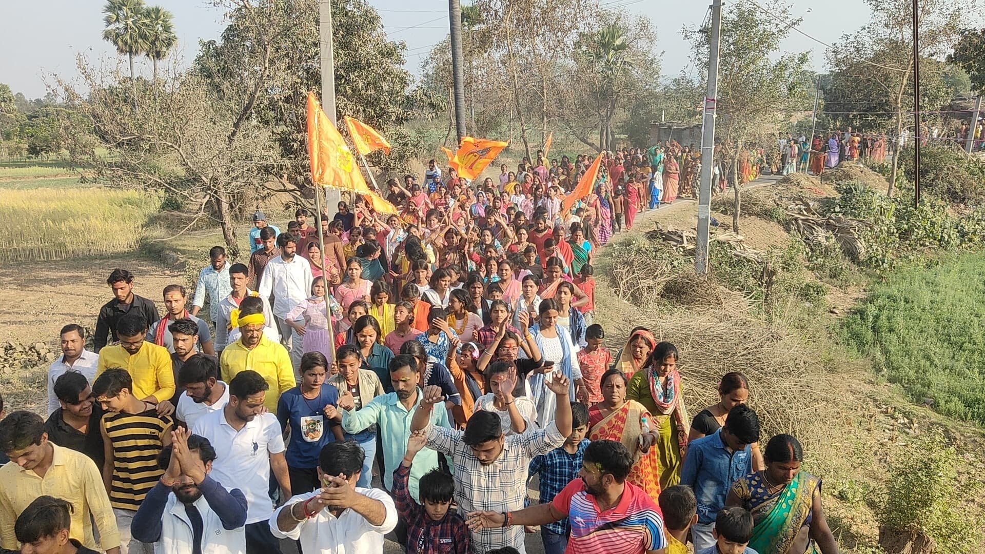 विग्रह व स्वर्ण कलश के साथ शोभायात्रा निकाल कर किया गया नगर भ्रमण