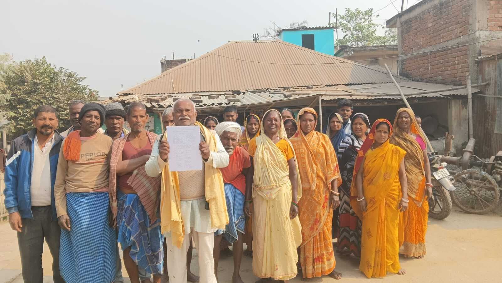 जनवितरण के वैकल्पिक व्यवस्था के लिए उपभोक्ताओं ने एमओ को दिया आवेदन