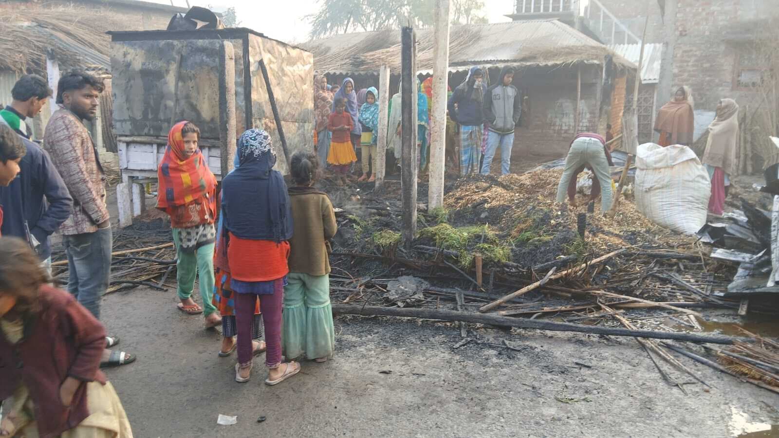 शॉर्ट सर्किट से लगी आग, किराने की दुकान समेत घर राख