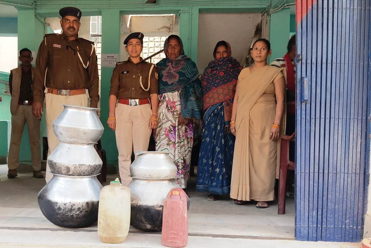 महुआ शराब के साथ दो महिला कारोबारी गिरफ्तार, शराब की भट्ठी व जावा महुआ विनष्ट