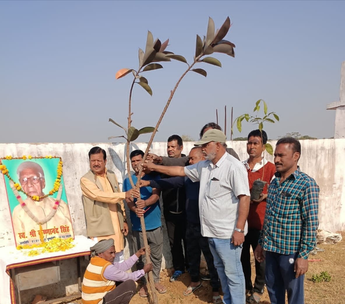 साइकिल यात्रा एक विचार मंच के सदस्यों ने किया पौधरोपन