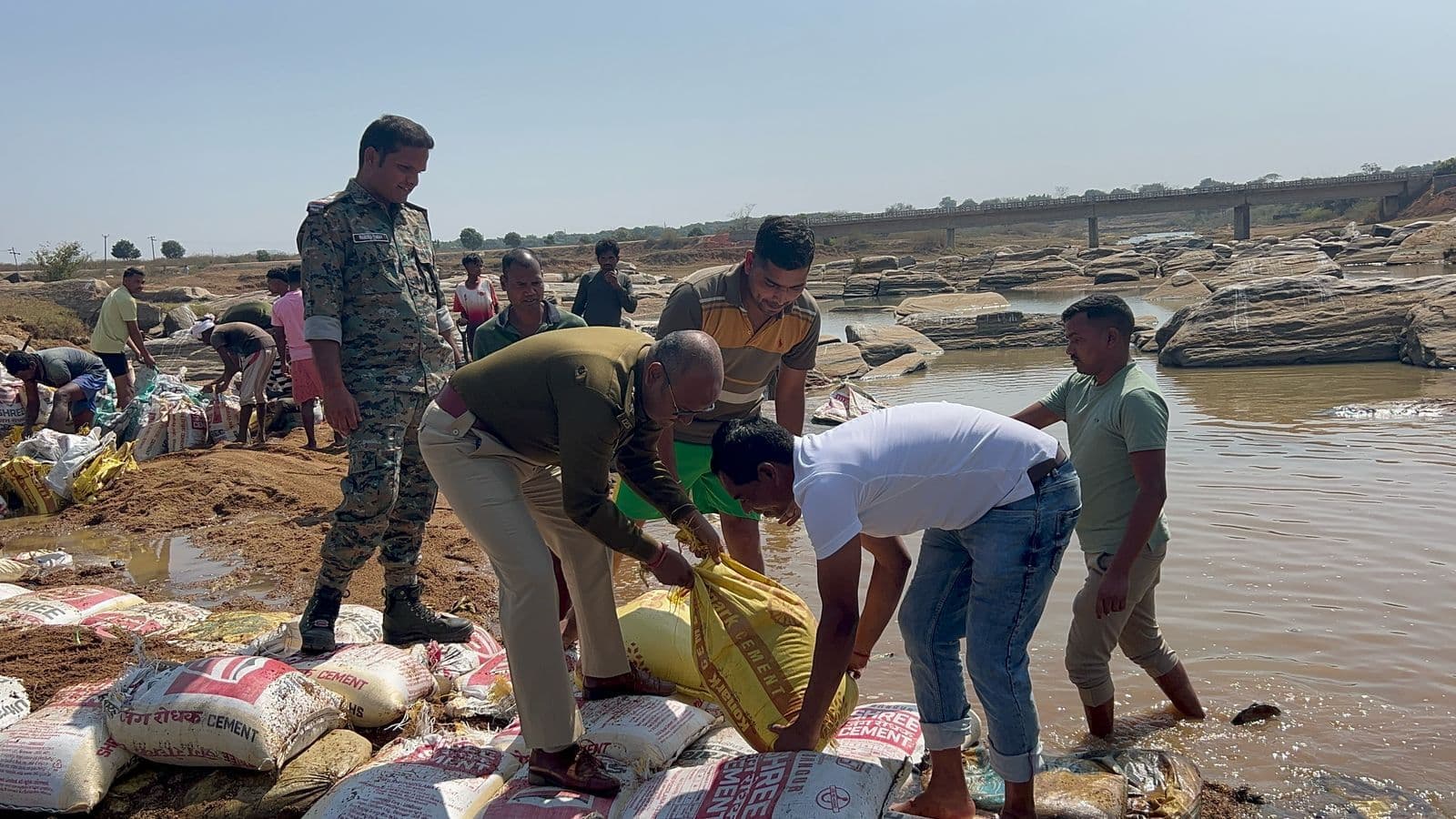 ग्रामीणों के साथ एसपी ने बनाया बोरीबांध