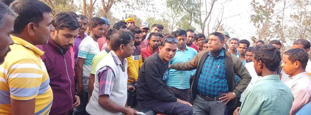 मृतक के परिजनों ने मुआवजे की मांग पर दो घंटे सड़क किया जाम, आवागमन बाधित