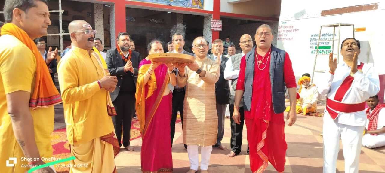 सुप्रीम कोर्ट के जस्टिस संदीप मेहता ने की फौजदारीनाथ की पूजा <bha>--</bha><bha>--</bha>- बासुकीनाथ स्थित वन विभाग के गेस्ट हाउस में दिया गया गार्ड ऑफ ऑनर<bha>--</bha><bha>--</bha>-बासुकिनाथ पंडा धर्मरक्षिणी सभा ने जस्टिस को मोमेंटो और बाबा बासुकिनाथ का चित्र भेंट किया