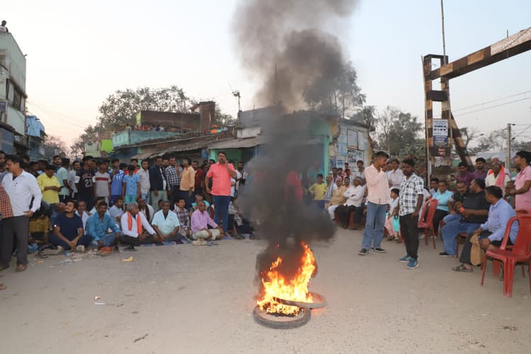 Jamshedpur news. बारीगोड़ा : नशे में धुत बदमाशों ने दुकानदारों को पीटा, तोड़फोड़, विरोध में तीन घंटे सड़क जाम