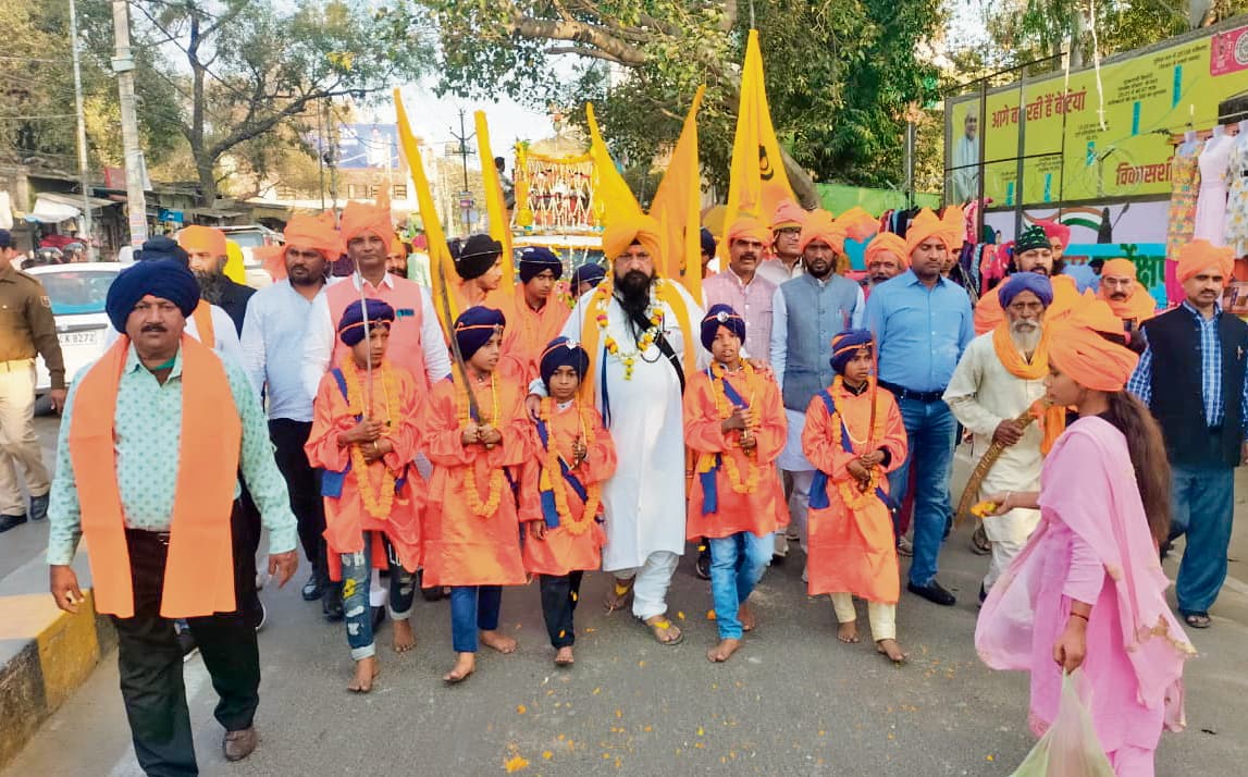 पंज प्यारों के साथ निकली गुरुग्रंथ साहब की सवारी