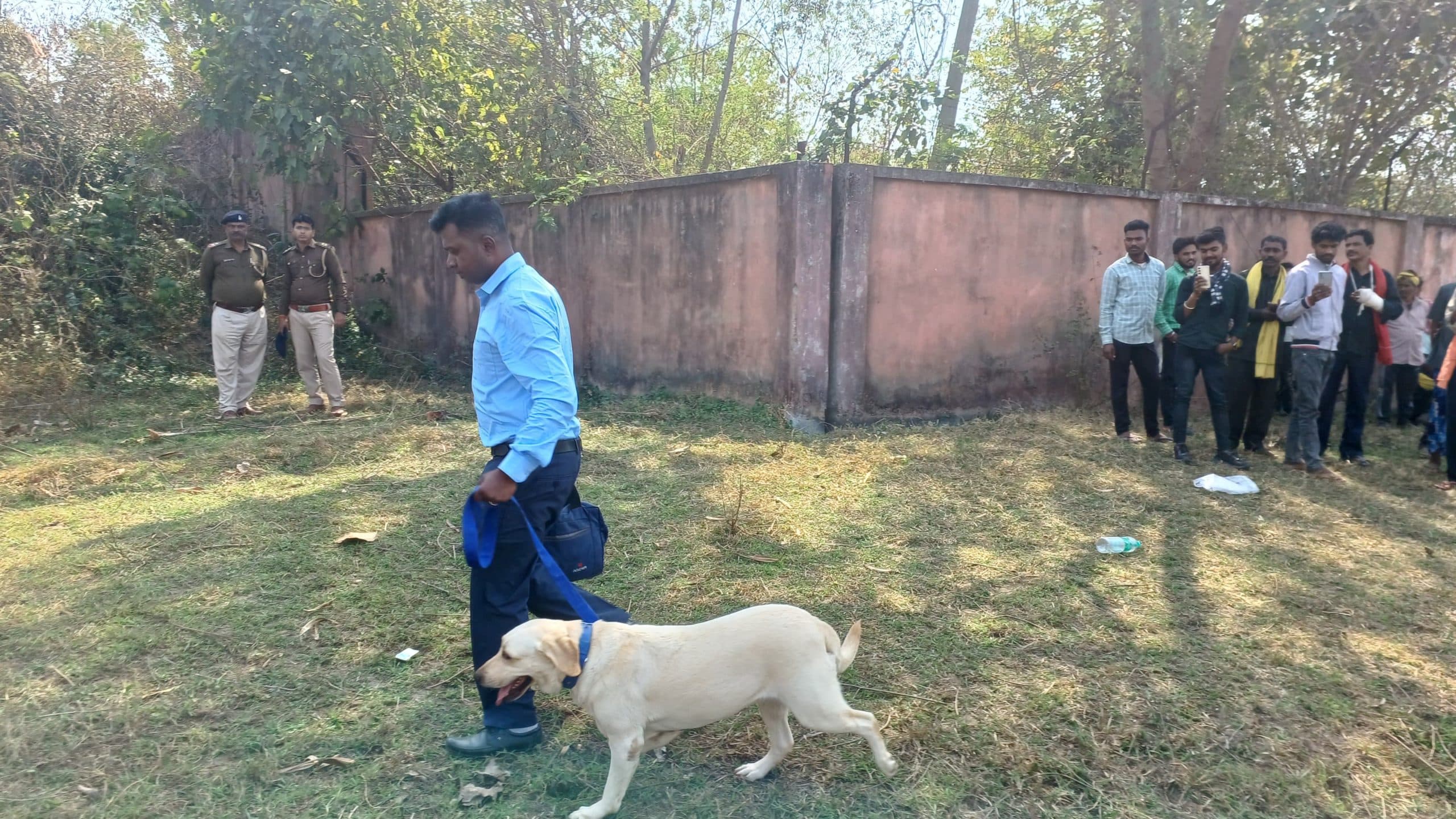 Deoghar News : मंगल तालाब के पास आकर रुका डॉग स्क्वायड, पुलिस ने खंगाले सीसीटीवी फुटेज