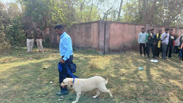 Deoghar News : मंगल तालाब के पास आकर रुका डॉग स्क्वायड, पुलिस ने खंगाले सीसीटीवी फुटेज