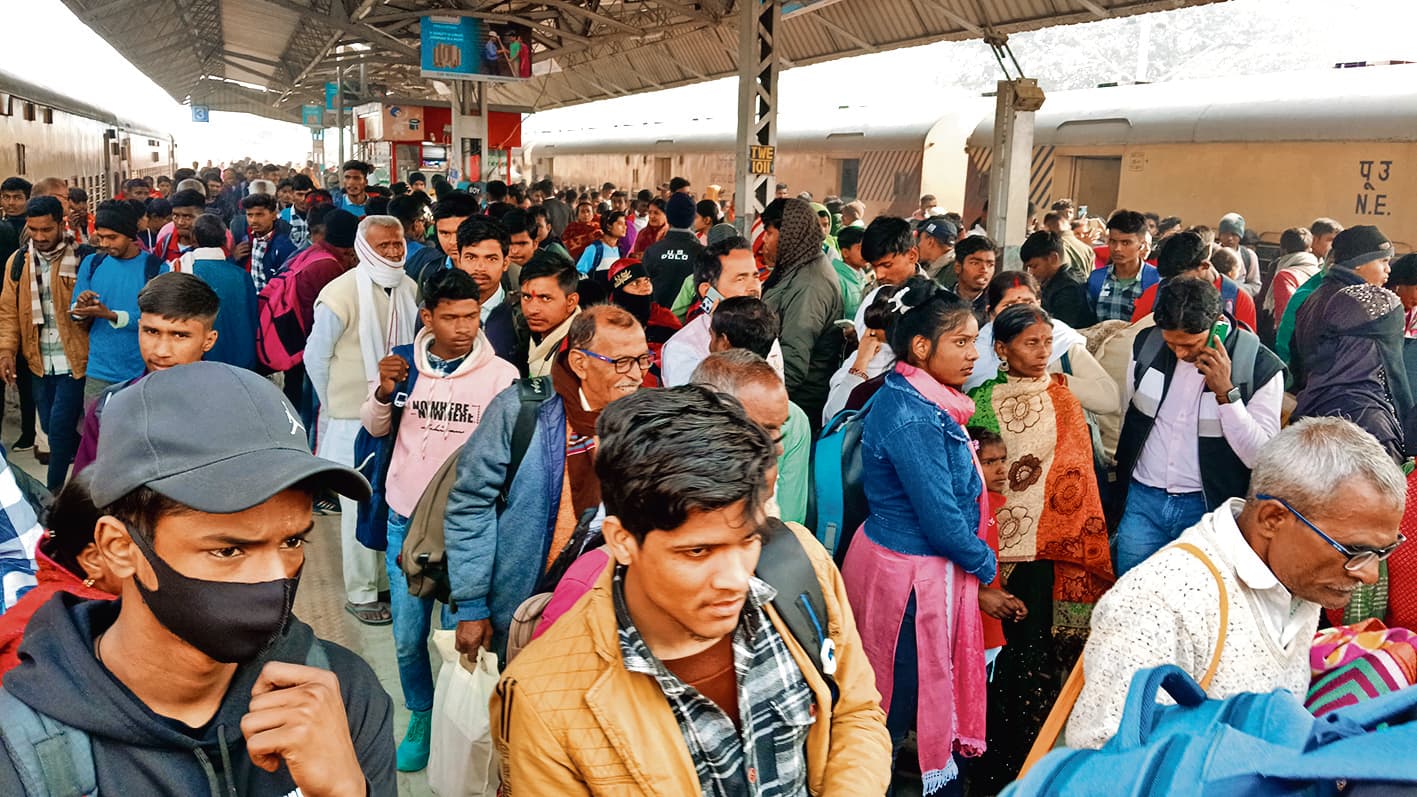 Gopalganj News : कुंभ जाने वाले यात्रियों को रात भर करना पड़ा इंतजार, थावे जंक्शन पर 14 घंटे विलंब से पहुंची झूसी जाने वाली ट्रेन