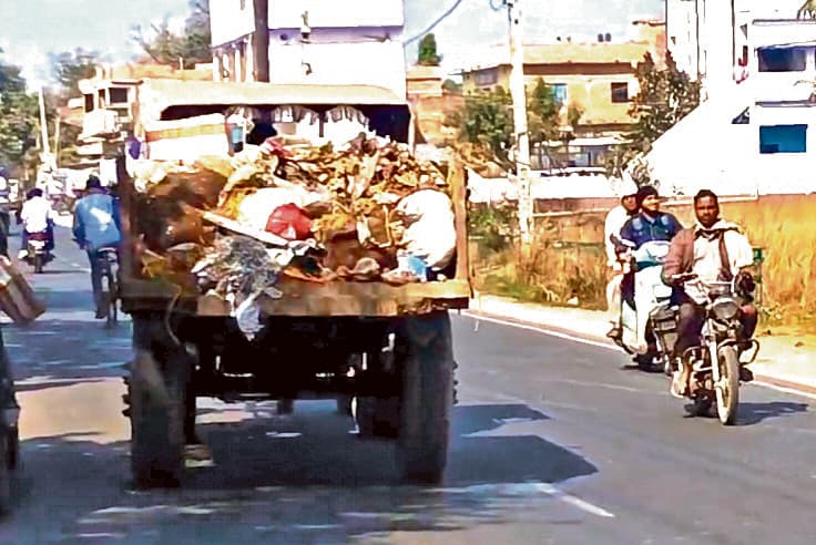 Chapra News : खुले ट्रैक्टर में कचरा ढोने से यात्रियों को परेशानी, समाधान की मांग