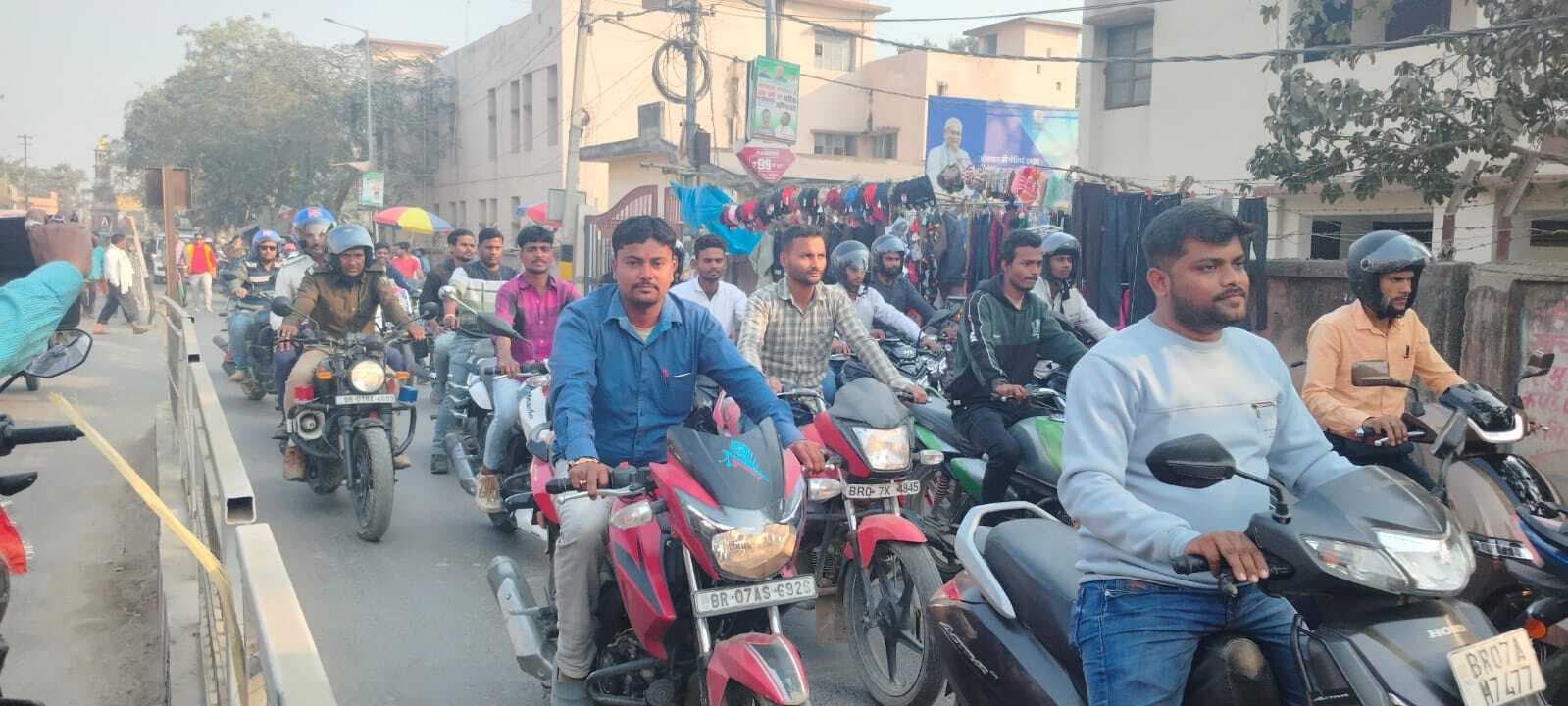 Darbhanga News: हेलमेट पहनने के लिए जागरूक करनेवालों ने खुद नहीं लगा रखा था हेलमेट