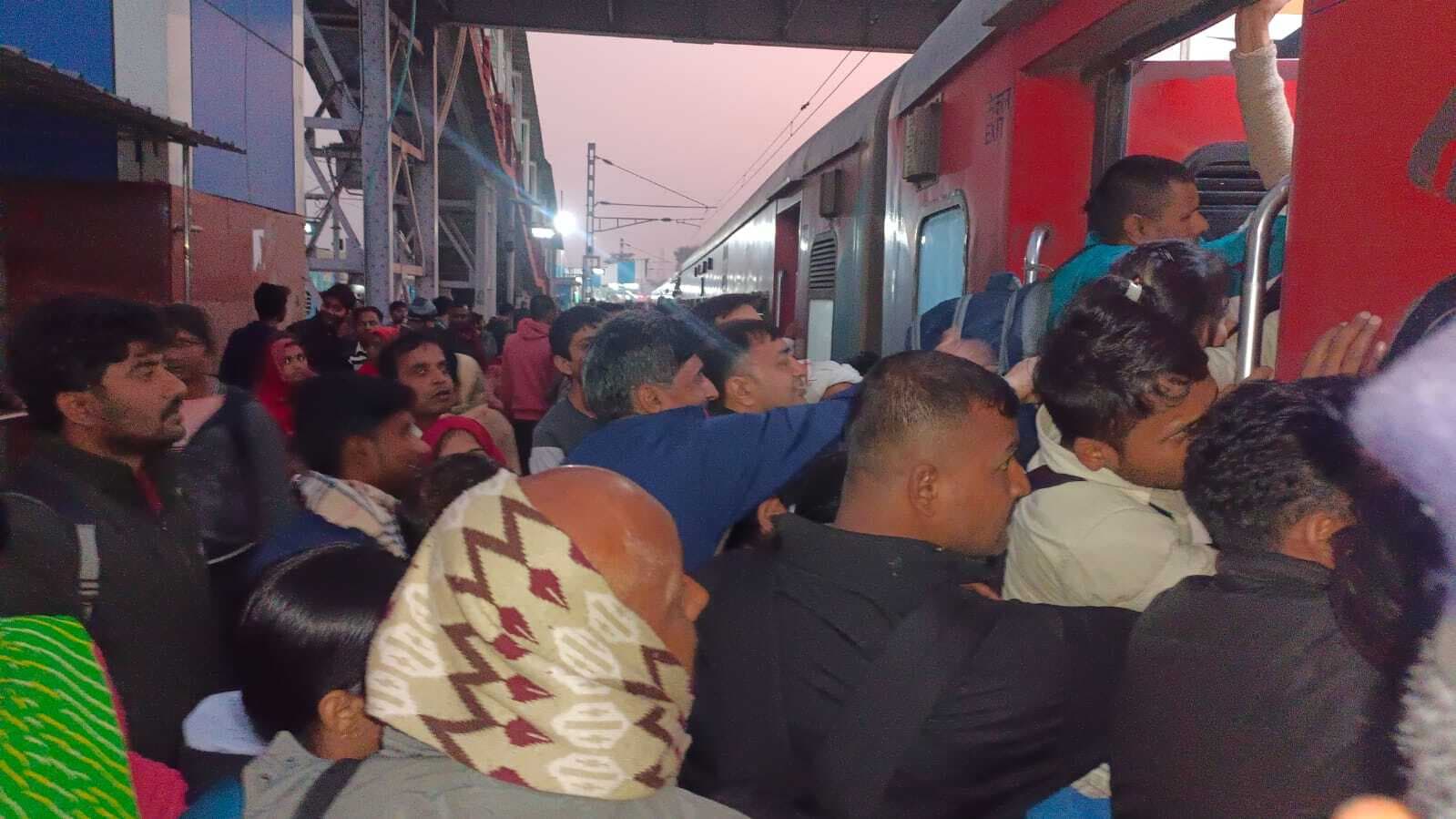 Madhubani News : जयनगर में ही फुल हो जाती है स्वतंत्रता सेनानी एक्सप्रेस