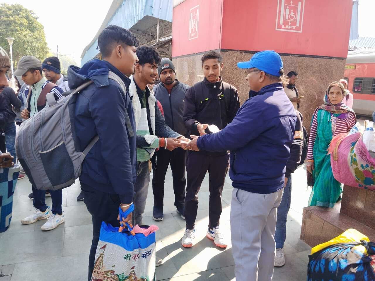 Giridih News :हजारीबाग रोड स्टेशन पर चलाया गया मेगा टिकट चेकिंग अभियान