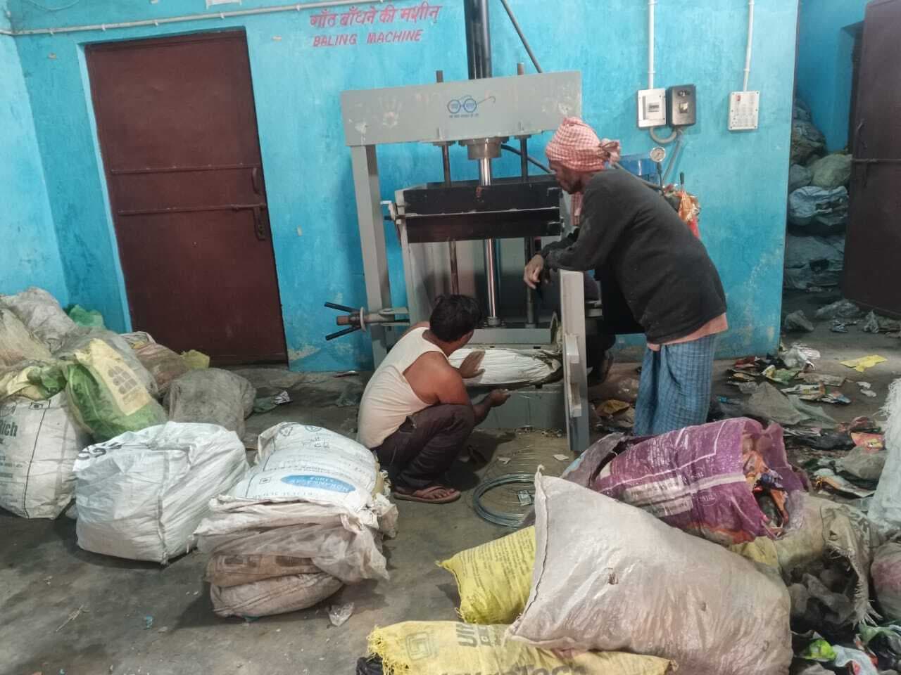 Madhubani News : प्लास्टिक मुक्त बनाने में मधुबनी जिले का गांव बना रोल मॉडल