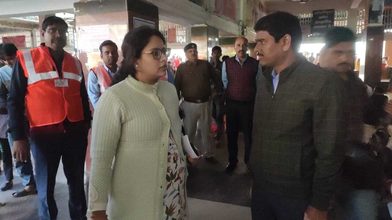 Kumbh Mela: अनाउंसमेंट में गड़बड़ी, फुट ओवर ब्रिज पर भीड़ तो नपेंगे कर्मी