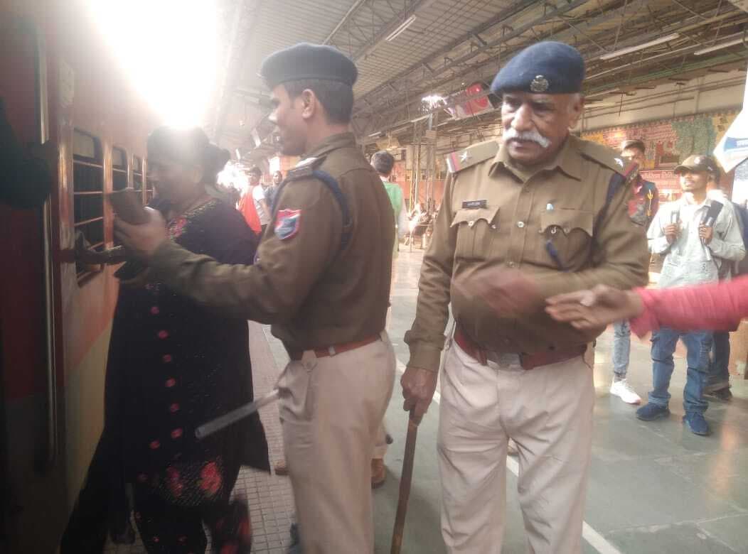 Kumbh Mela: कोच में भीड़, कंफर्म सीट के यात्री भी भटक रहे