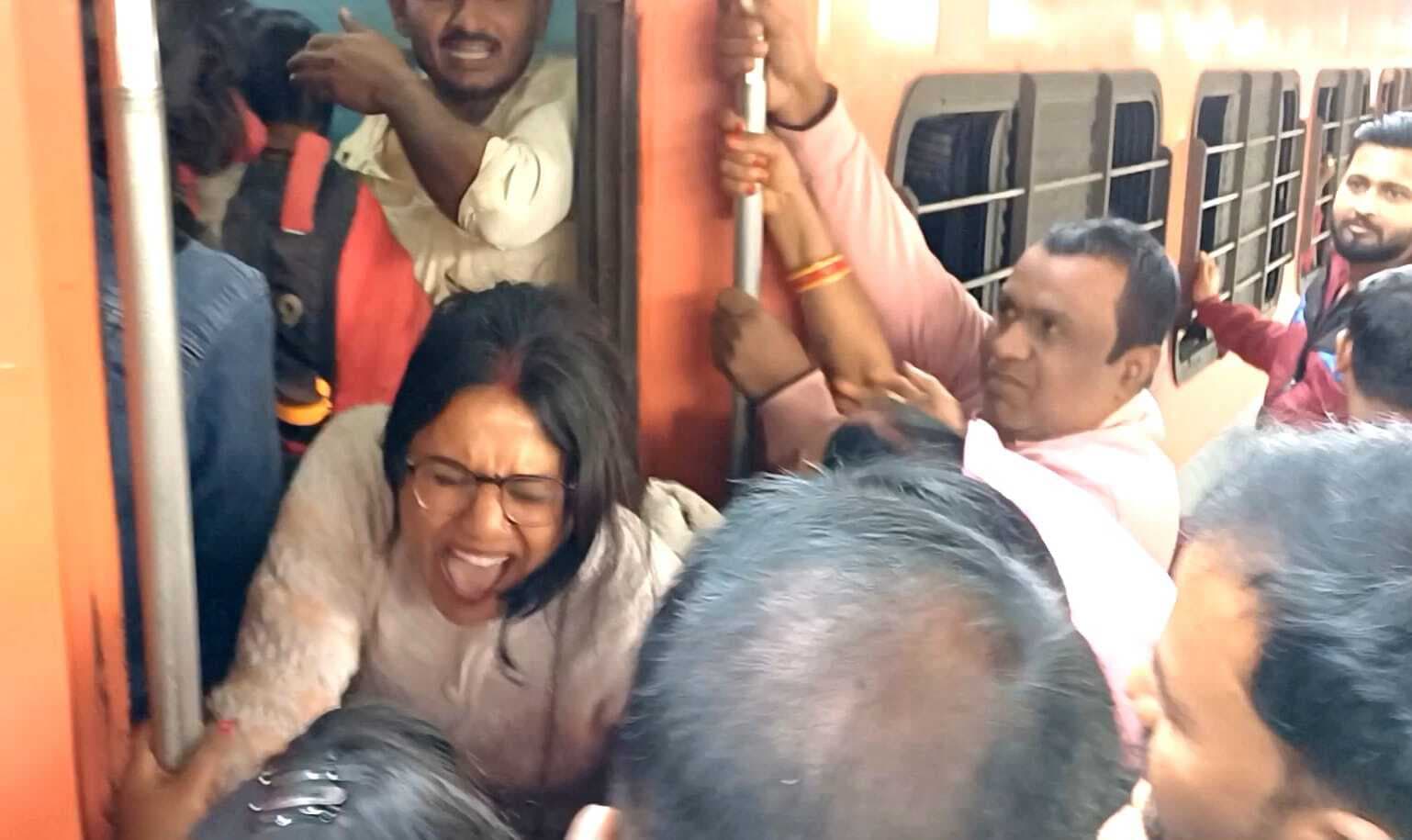 कुंभ जाने के लिए आपाधापी: गोंदिया व पवन एक्सप्रेस में खिड़की से घुसने लगी महिलाएं, मची आपाधापी