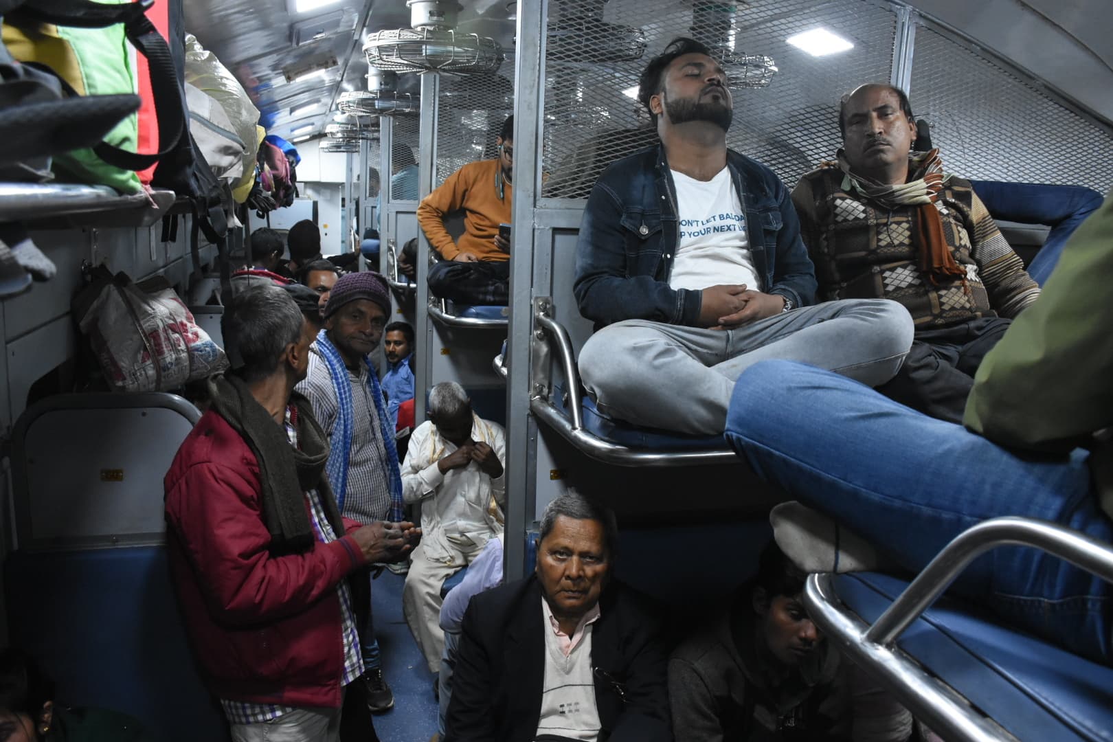 Dhanbad news: भीड़ देख धनबाद स्टेशन से रात 9.50 बजे में खुली कुंभ स्पेशल