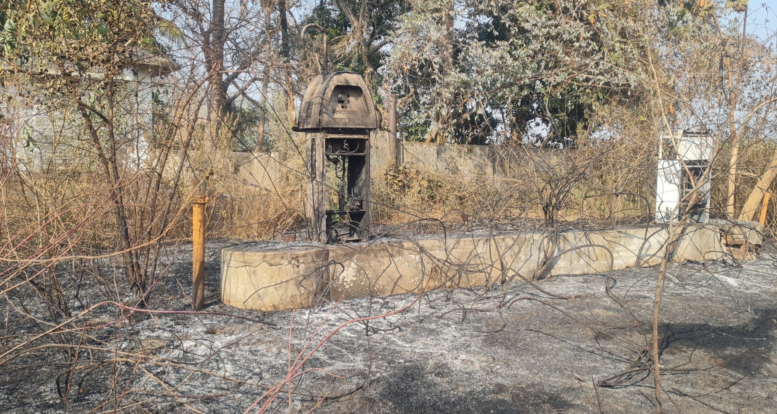 Dhanbad News: वर्षों से बंद पेट्रोल पंप में लगी आग, तीन नोजल मशीन व टंकी जला
