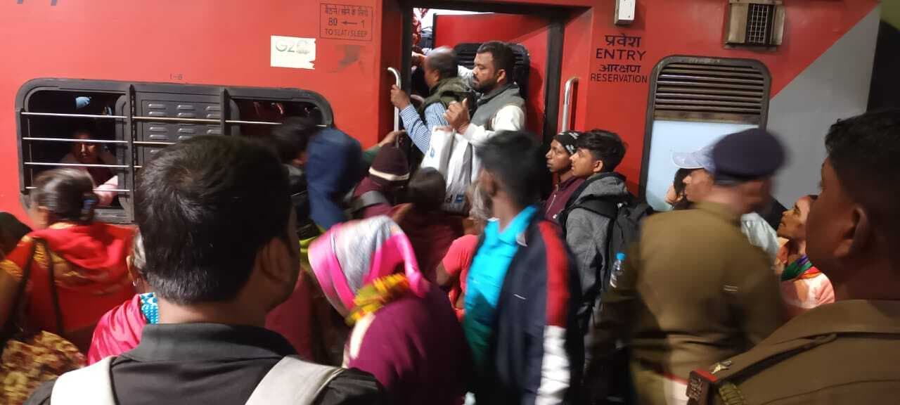 Dhanbad News: ट्रेन का गेट नहीं खोलने पर कुंभ जाने वाले यात्रियों ने किया हंगामा