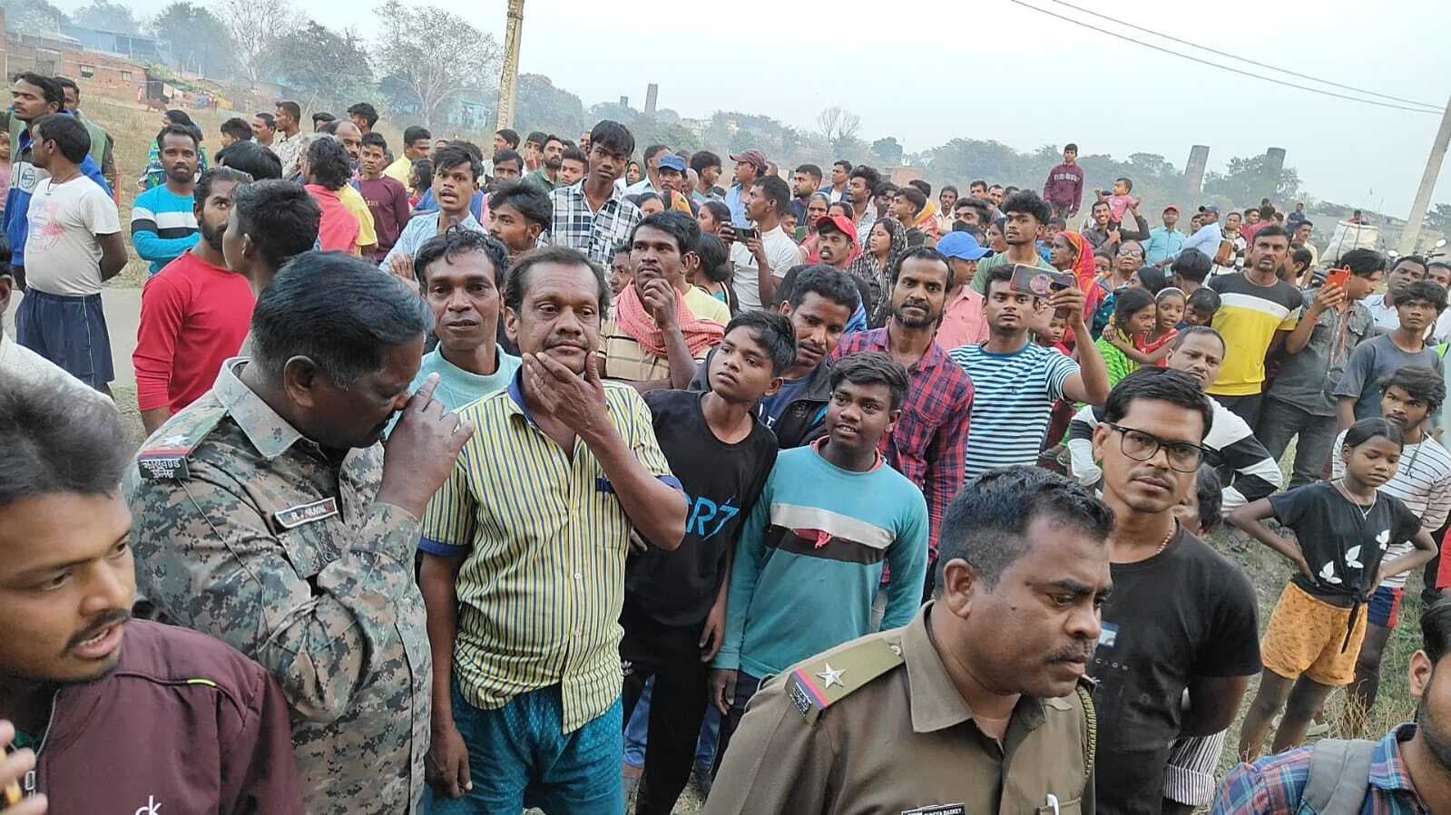 Dhanbad News: तहसील कचहरी में प्रेमी युगल पकड़ाया, हंगामा