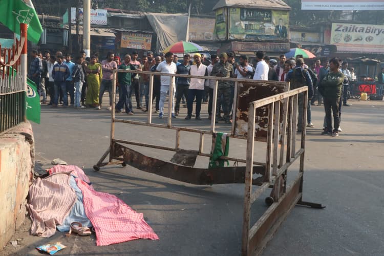 Dhanbad news: श्रमिक चौक पर बौराये ट्रक ने मां-बेटी को कुचला, मौत