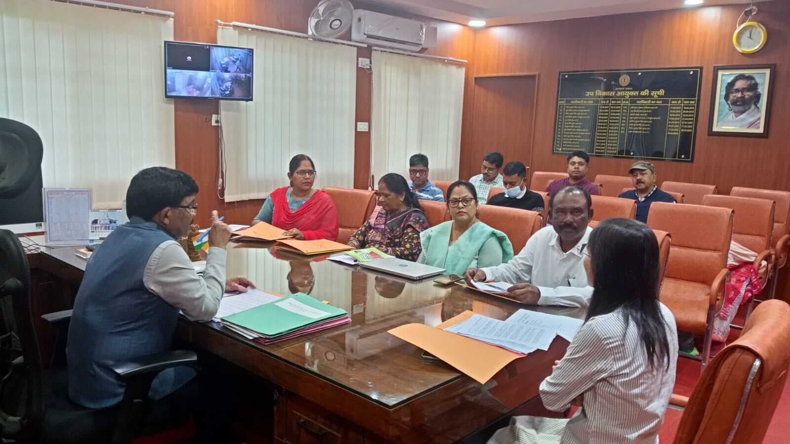 चिकित्सकों की उपस्थिति सुनिश्चित करें : डीडीसी