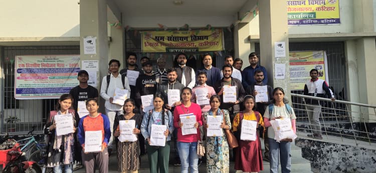 प्रतियोगिता परीक्षा की तैयारी के पात्र 31 छात्रों को दिया गया स्टडी किट