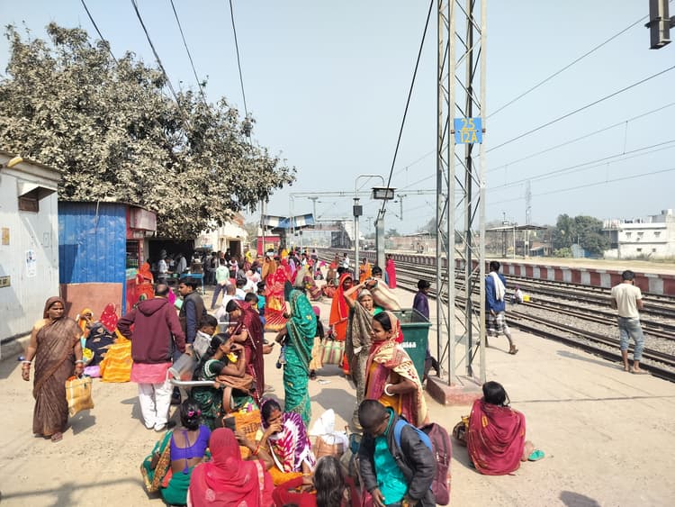 बड़ी संख्या में श्रद्धालु कोसी से जा रहे प्रयागराज