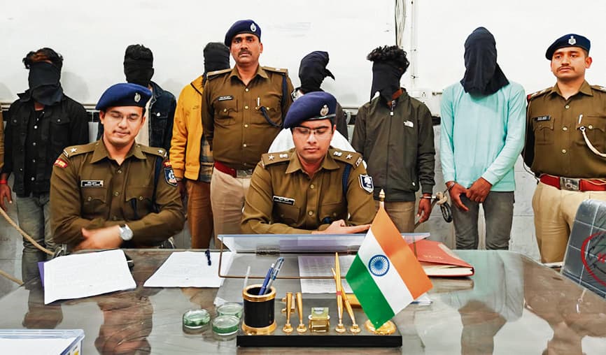 saran news . मवेशी लूट गिरोह के छह अपराधी गिरफ्तार