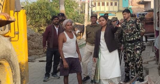 संढा गांव में प्रशासन ने बुलडोजर से हटाया अवैध निर्माण