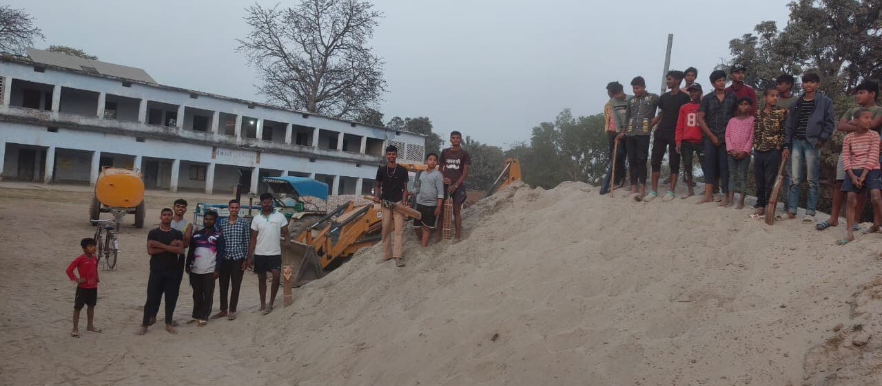 विद्यालय खेल मैदान में सड़क निर्माण सामग्री गिरा किया अतिक्रमण
