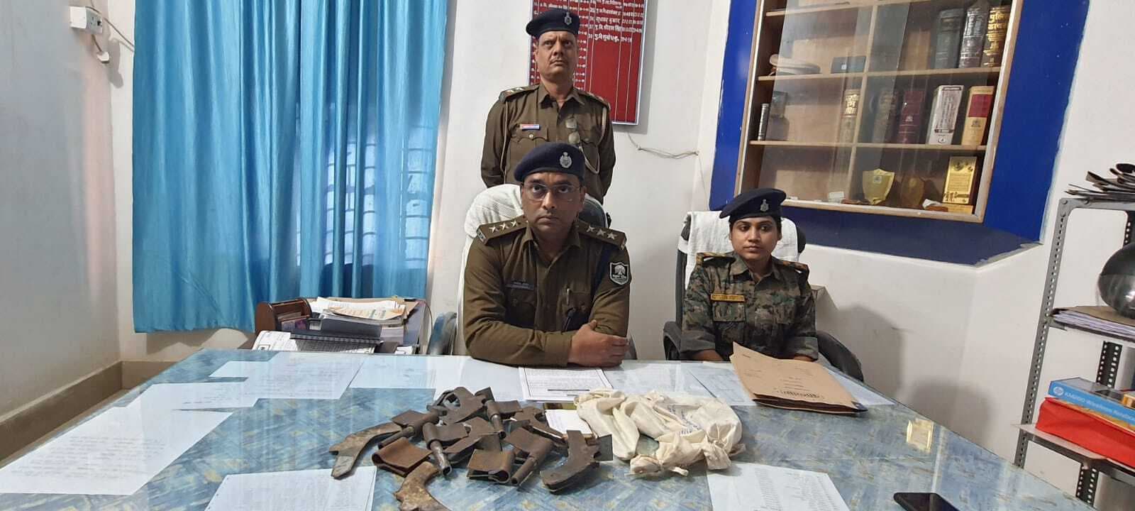 मिनीगन फैक्ट्री का उद्भेदन, निर्मित व अर्द्धनिर्मित सामान बरामद