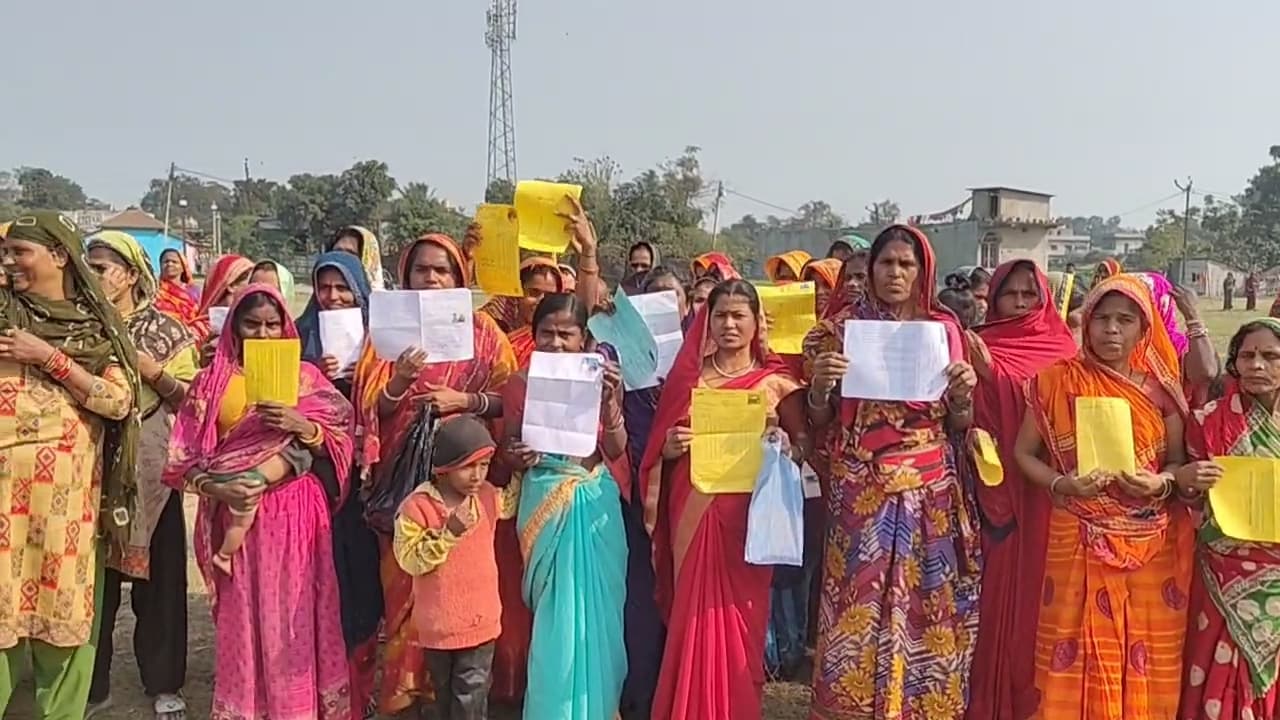 महिलाओ ने निजी बैंक कर्मी के खिलाफ किया प्रदर्शन