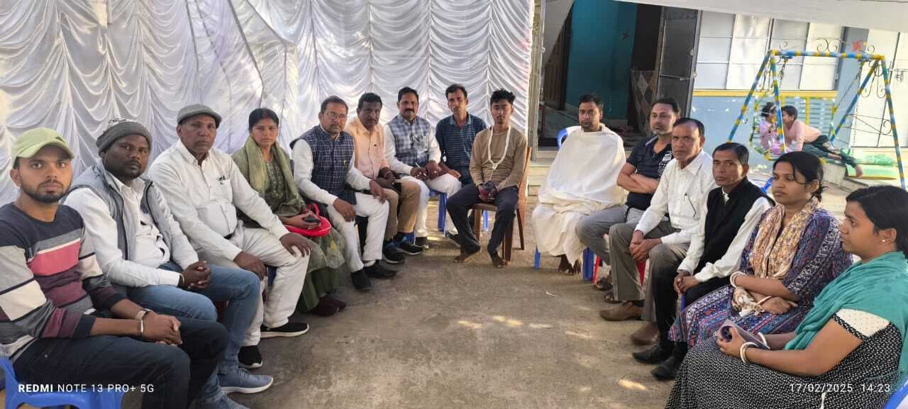 शिक्षक के घर पर पहुंच कर बसपा नेता ने बंधाया ढांढस