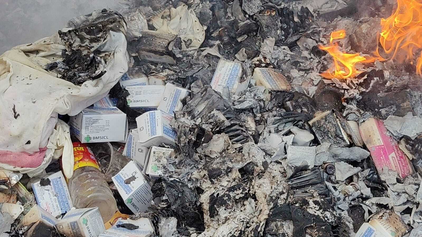 सीएचसी परिसर में जलायी गयी दवा