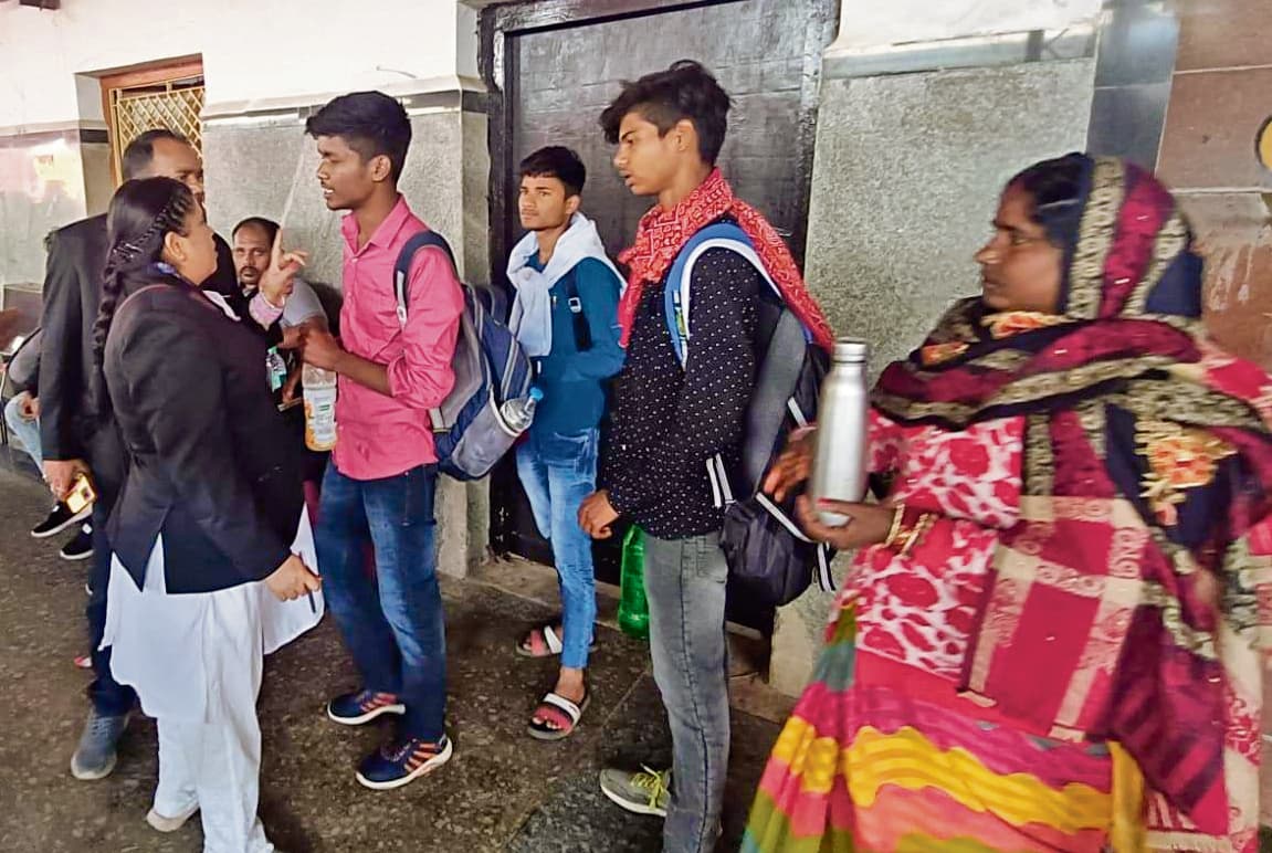 saran news. भीड़ नियंत्रण के लिए रेलवे की मदद को उतरे जिला पुलिस के 100 से अधिक जवान