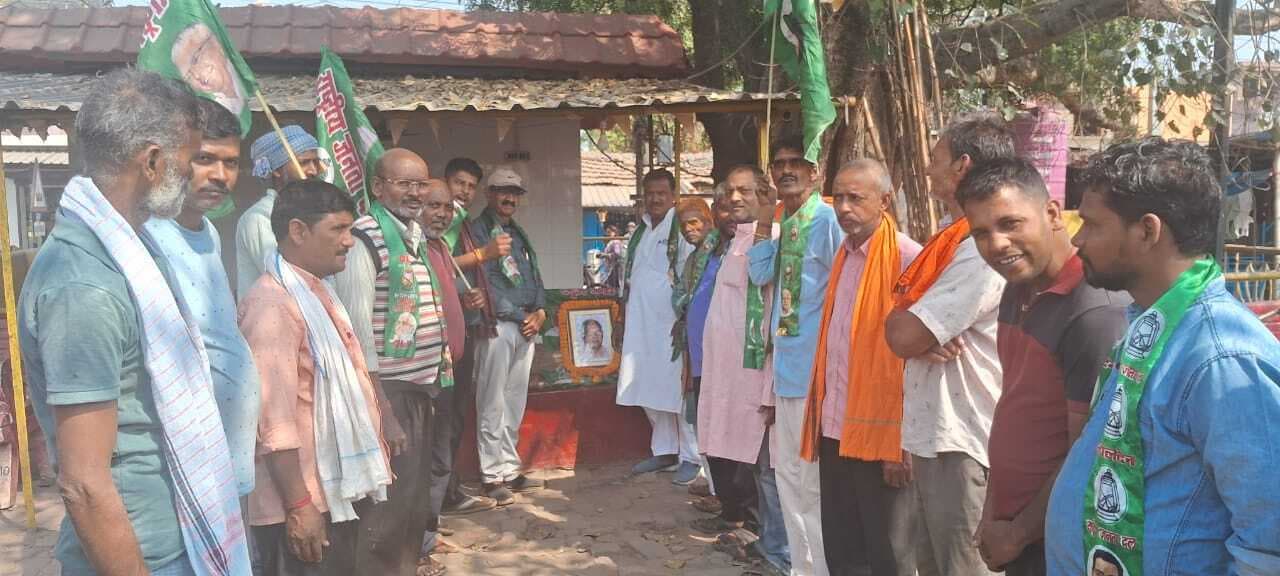 राजद कार्यकर्ताओं ने कर्पूरी ठाकुर को दी श्रद्धांजलि