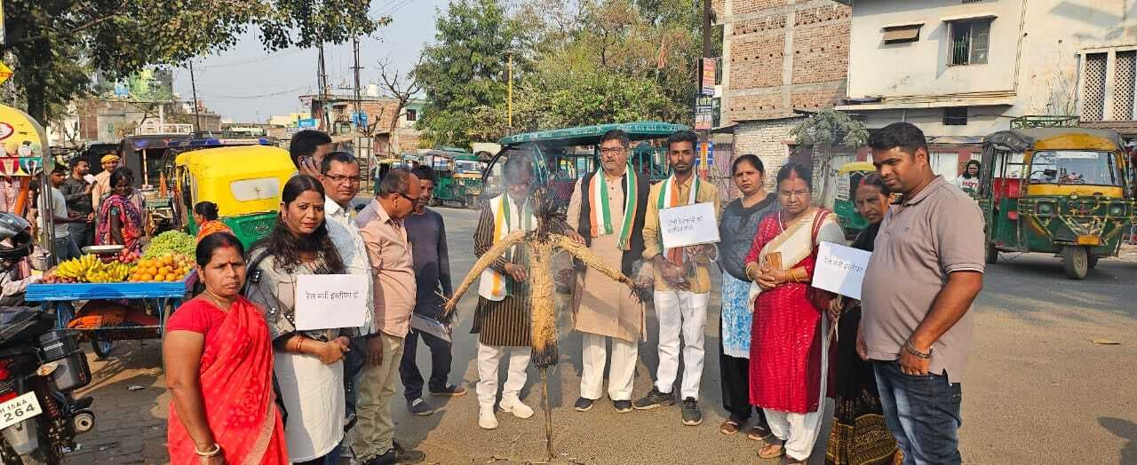 Deoghar news : इंटक ने रेल मंत्री का पुतला दहन किया, हादसे में मरे लोगों को दी श्रद्धांजलि