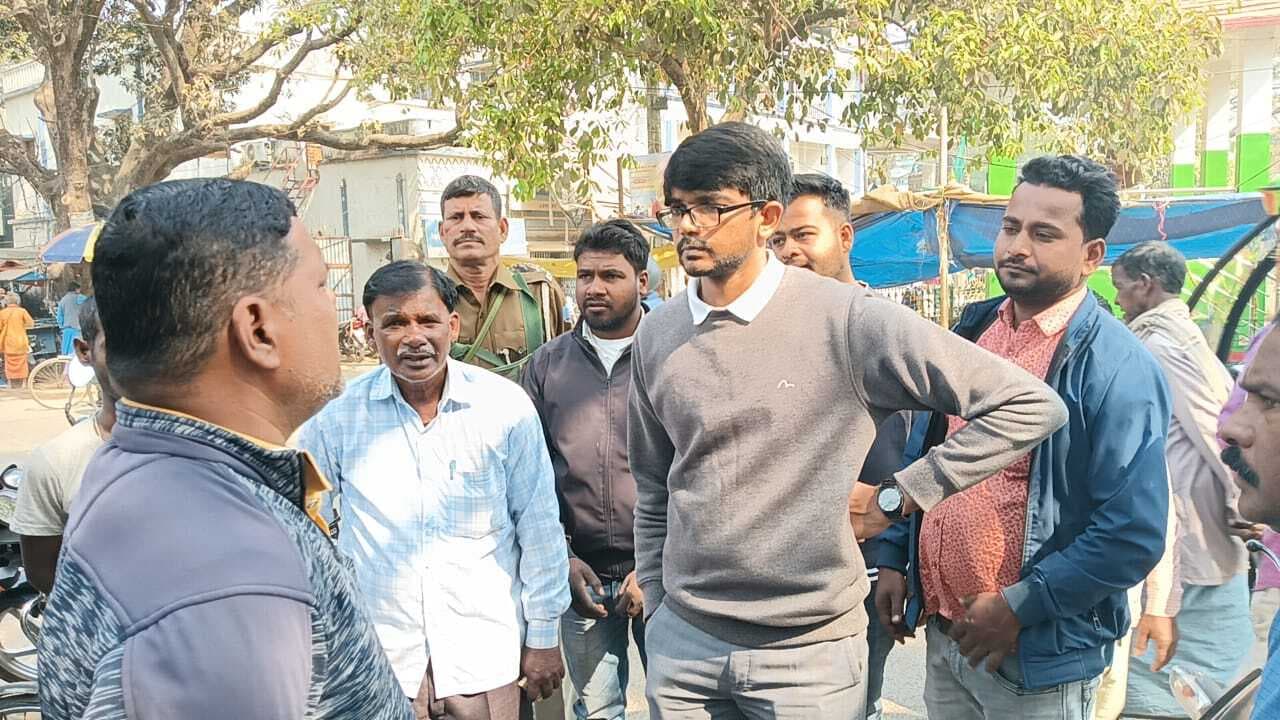 नपं के ईओ ने अतिक्रमण के लिए दुकानदारों को लगायी फटकार