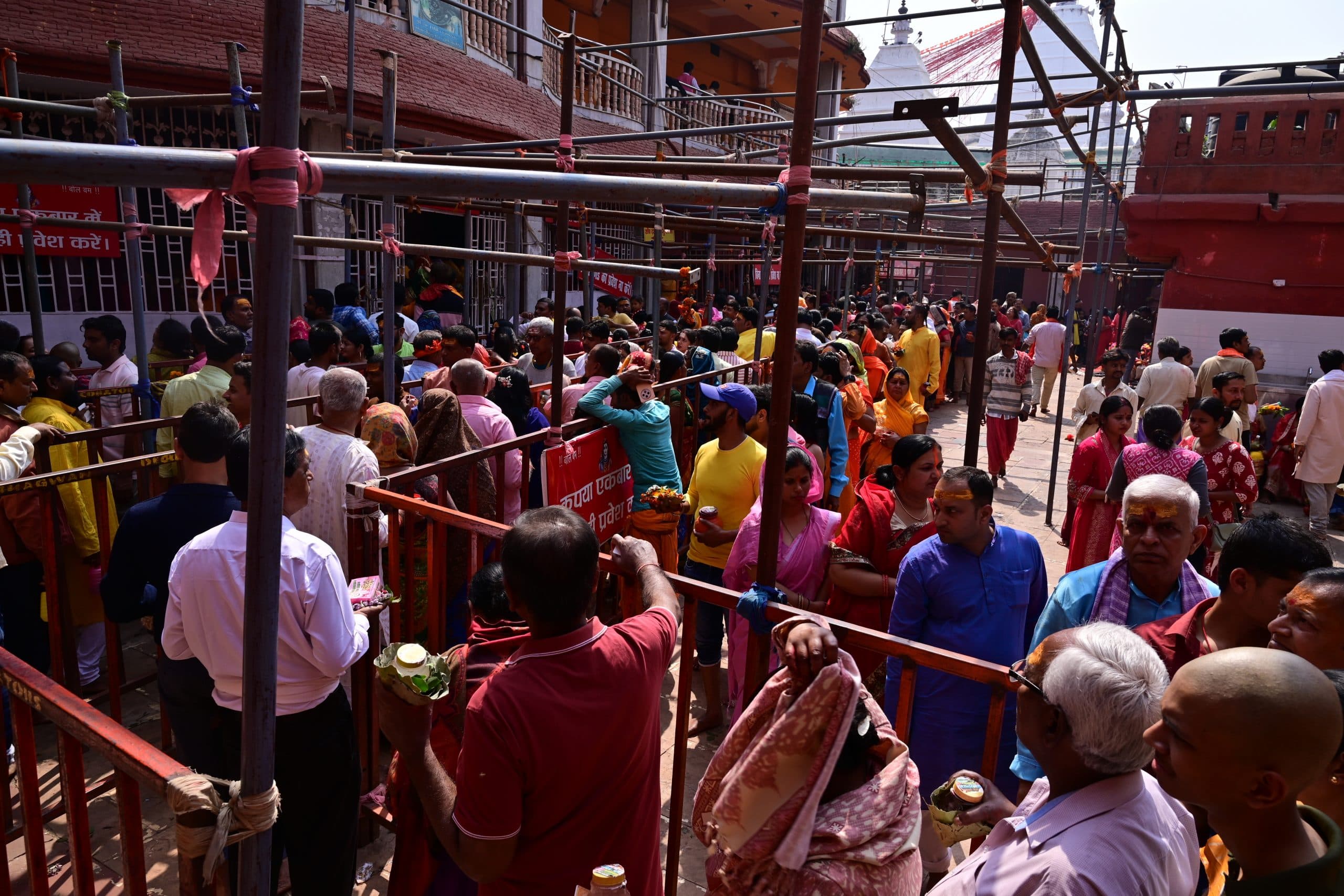 Deoghar news : बाबा मंदिर में उमड़ी भीड़, पट बंद होने तक 4280 भक्तों ने कूपन के माध्यम से किया जलार्पण