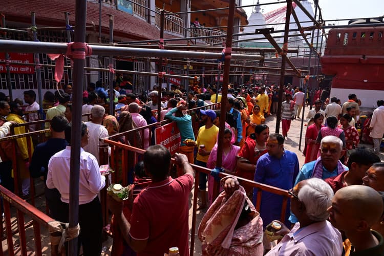 Deoghar news : बाबा मंदिर में उमड़ी भीड़, पट बंद होने तक 4280 भक्तों ने कूपन के माध्यम से किया जलार्पण