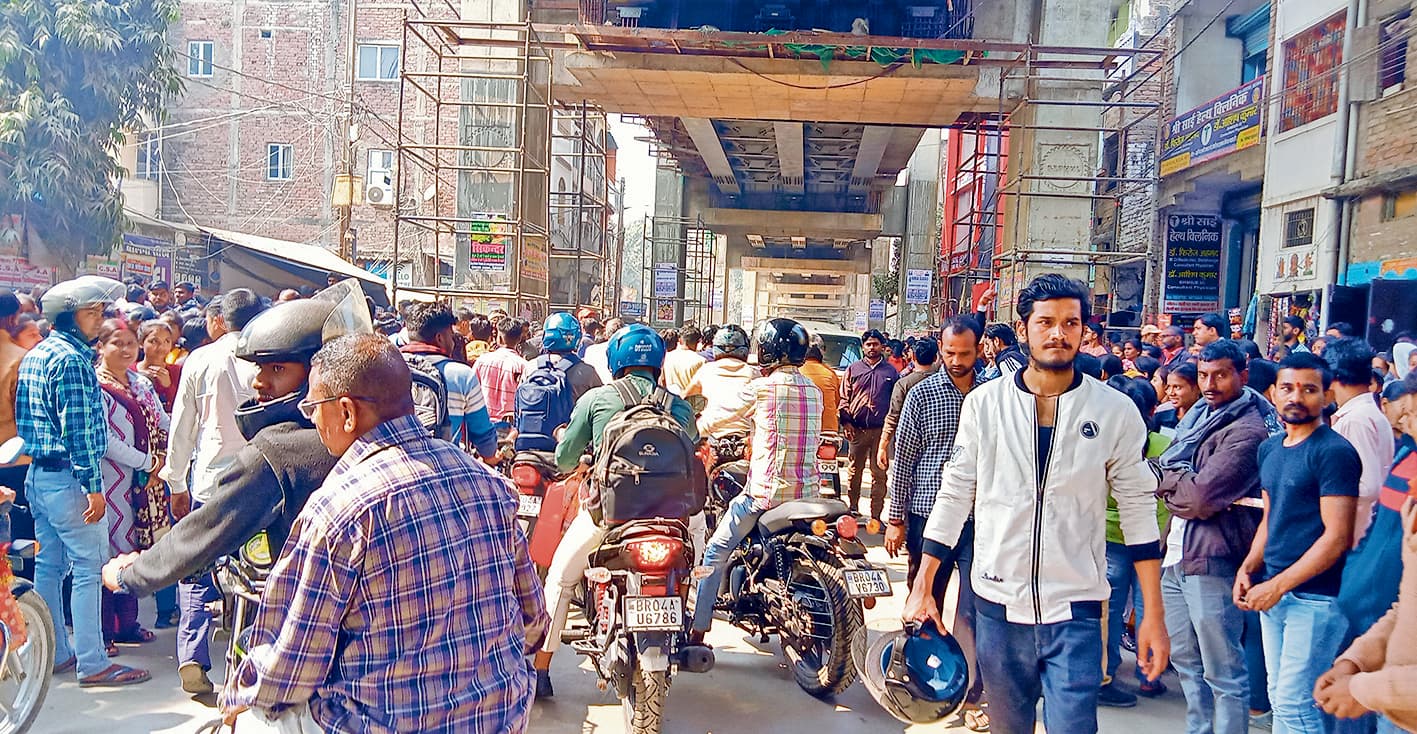 saran news. दोनों पालियों की परीक्षा शुरू होने से आधा घंटा पहले कुछ इलाकों में लगा जाम