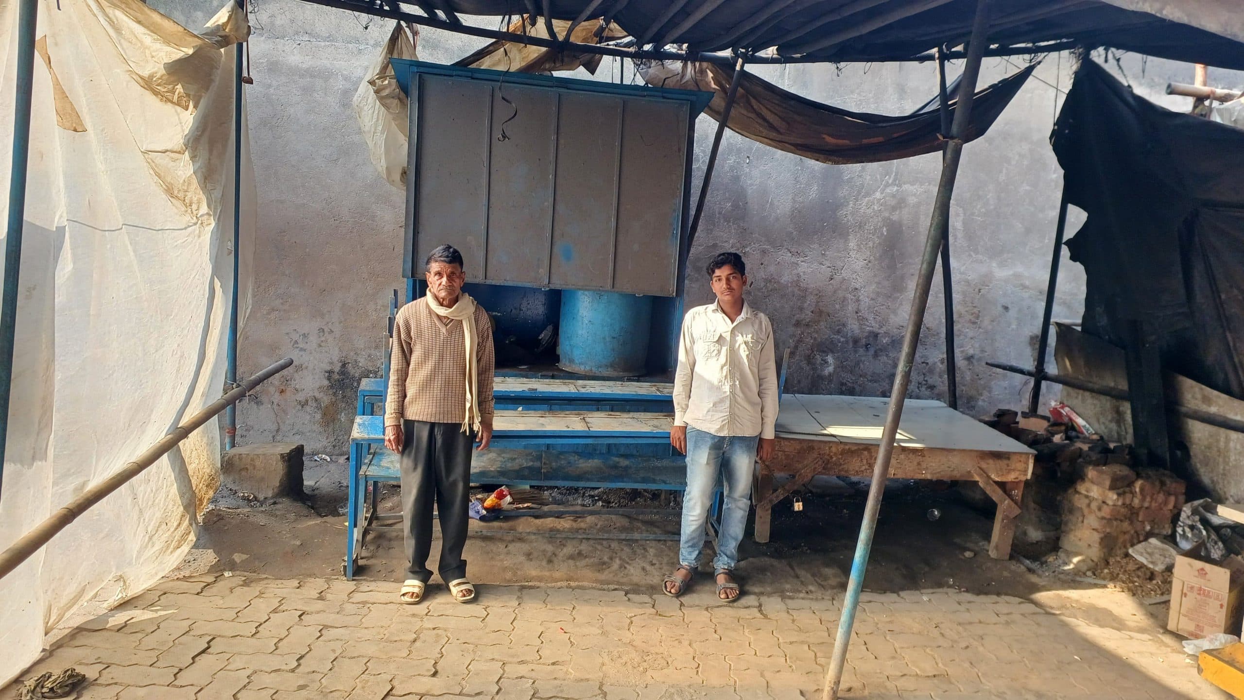 Deoghar News : फुटपाथ होटल से 25 हजार के सामान व रुपये चोरी