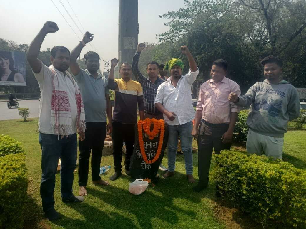 Jamshedpur News : साकची में चुआड़ विद्रोह नायक रघुनाथ सिंह भूमिज को दी गयी श्रद्धांजलि